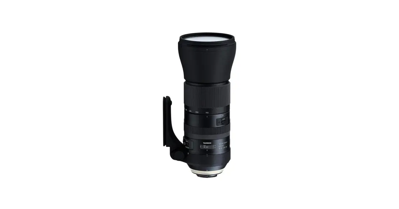 Obiettivo Tamron 150-600mm con paraluce nero e attacco per treppiede.