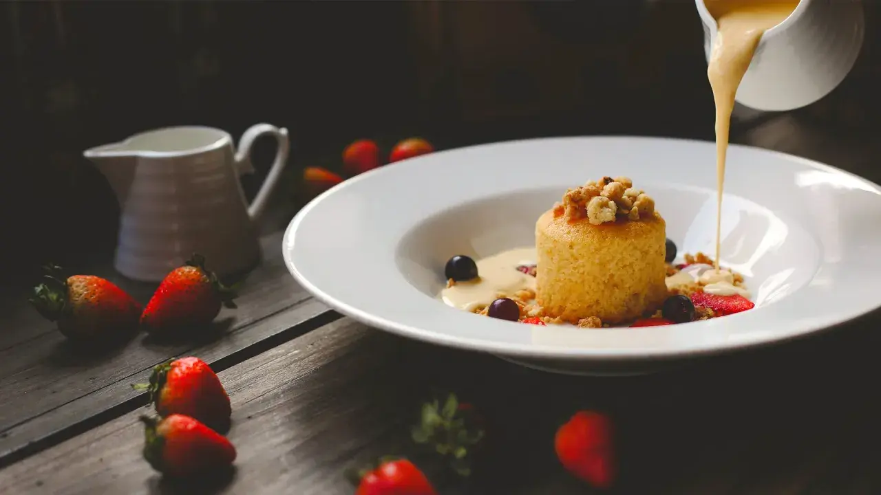Delizioso dolce con fragole e mirtilli, una foto food che cattura la dolcezza.