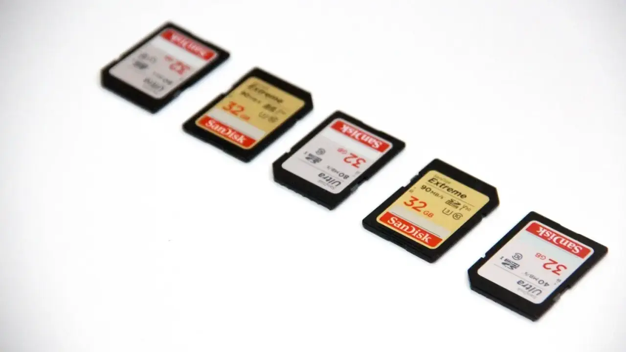 Cinque schede micro SD SanDisk disposte in diagonale. Alcune indicano "Extreme" e "Ultra", con velocità di scrittura che spiegano il micro SD classe U3 significato.