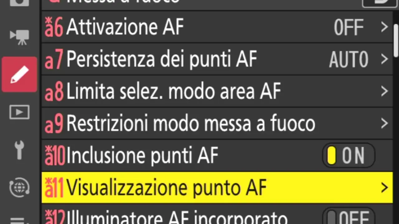 Menu Nikon: "Limita selez. modo area AF" e "Visualizzazione punto AF" attivi. Impostazioni per un controllo preciso dell'autofocus.
