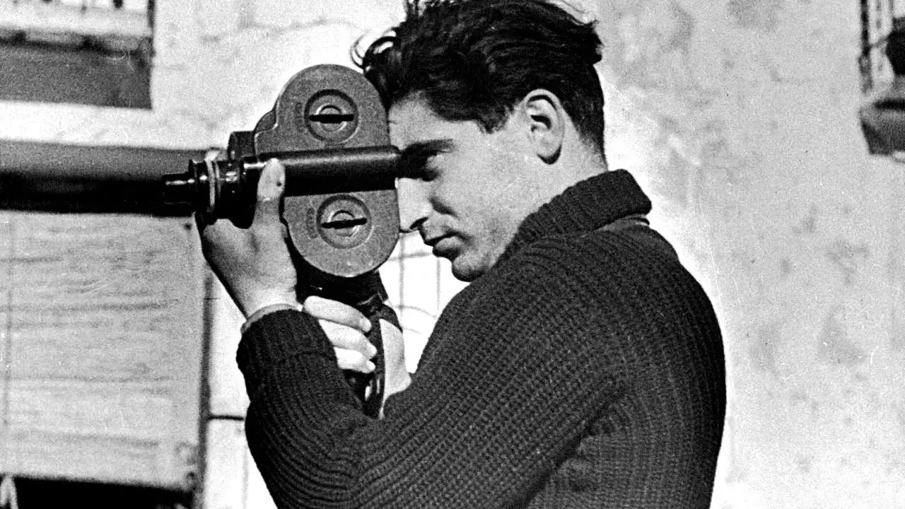 Giovane uomo con cinepresa, futuro tra i fotoreporter famosi.