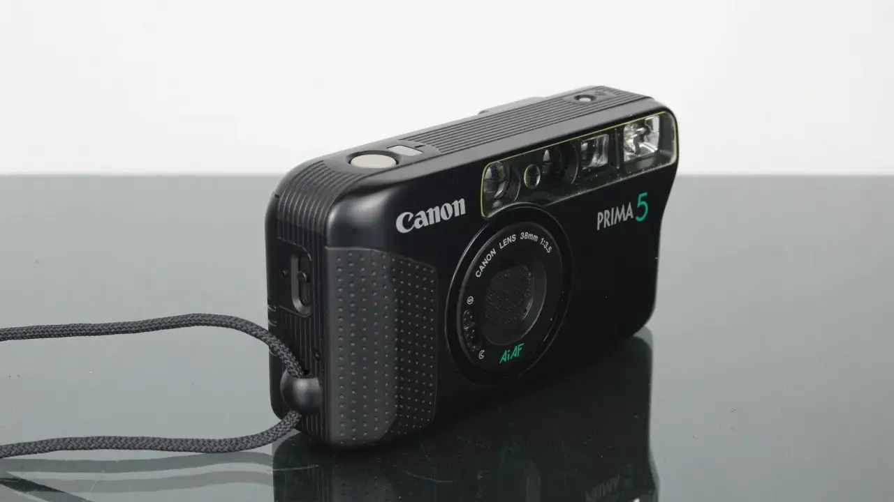 Canon Prima 5, una delle prime macchine fotografiche digitali, con obiettivo 38mm f/3.5 e flash integrato.
