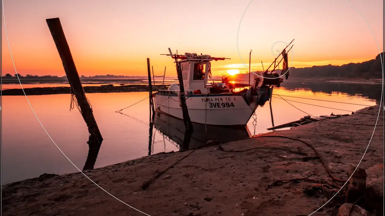 Barca ormeggiata al tramonto, con la spirale di Fibonacci che guida lo sguardo verso il sole e il mare calmo.