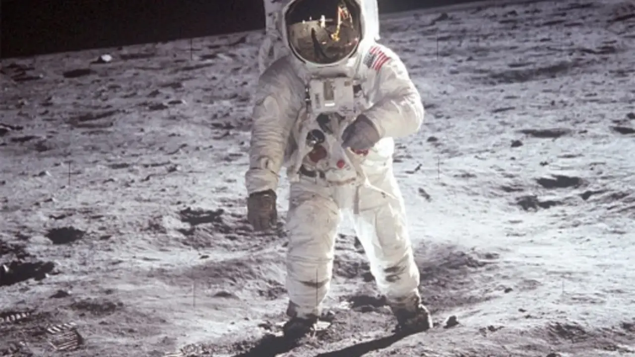L'astronauta Buzz Aldrin sulla Luna, in quella che è considerata la foto più famosa del mondo.