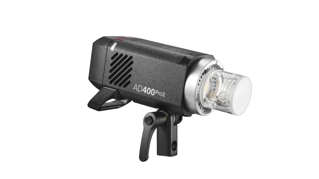 Godox AD400 Pro, un potente flash da studio portatile, pronto per illuminare ogni scatto con la sua luce brillante e controllata.