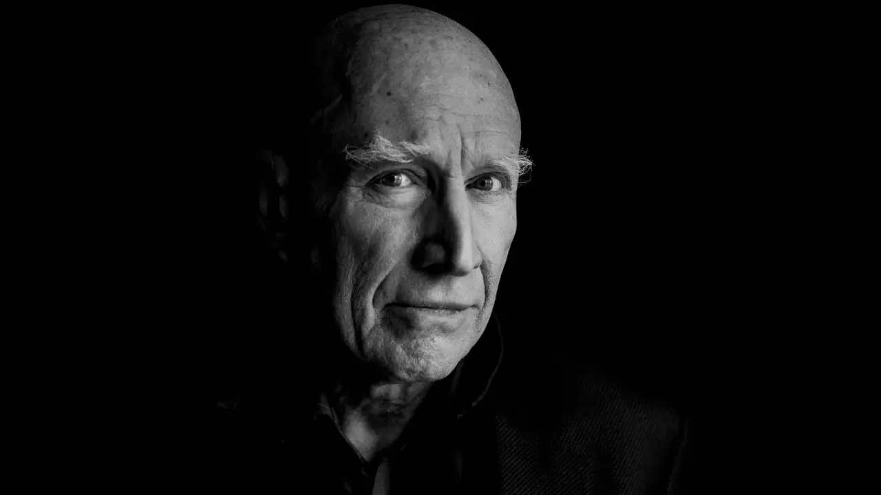 Ritratto in bianco e nero di un uomo anziano, con folte sopracciglia bianche, che ricorda lo stile di Sebastiao Salgado.