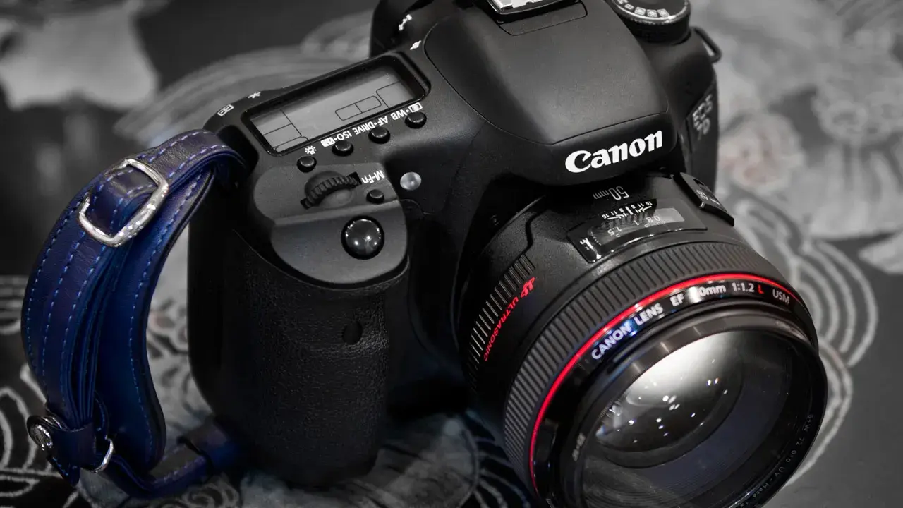 Una fotocamera Canon EOS 7D con obiettivo 50mm f/1.2 L. Il suo significato, il **dslr significato**, è la qualità professionale.