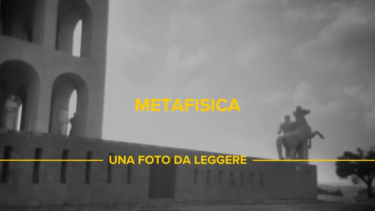 Architettura monumentale e scultura equestre in una fotografia metafisica, con testo giallo che recita "META FISICA UNA FOTO DA LEGGERE".
