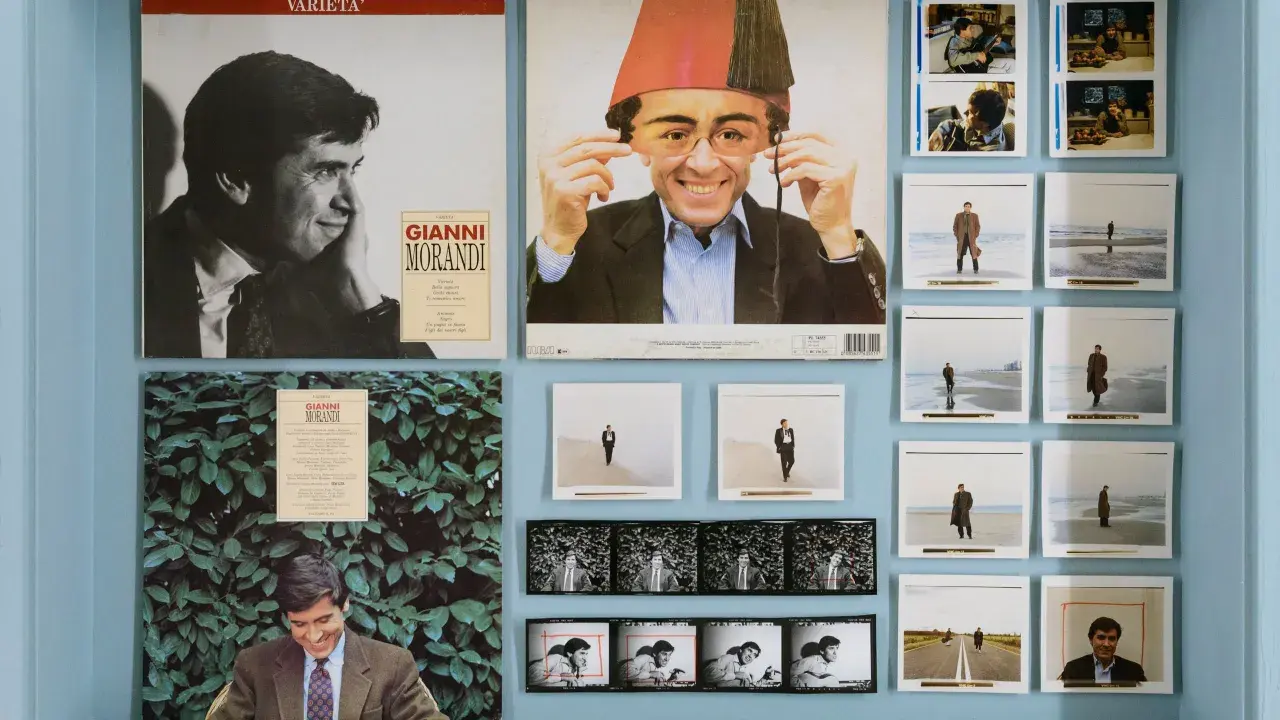 Omaggio a Gianni Morandi, con copertine di dischi e foto che ricordano lo stile di Luigi Ghirri e Lucio Dalla.