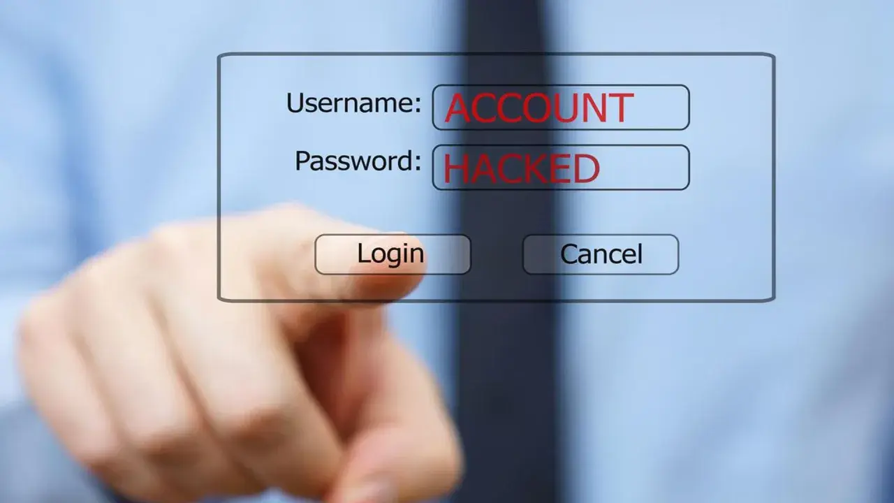 Dito, un dito punta verso un form di login dove "ACCOUNT" e "HACKED" sono scritti in rosso. Le foto rubate sono un rischio.