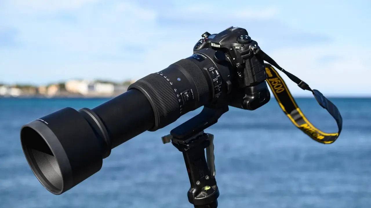 Obiettivo Sigma 60-600mm montato su fotocamera Nikon D500, pronto per catturare paesaggi marini.