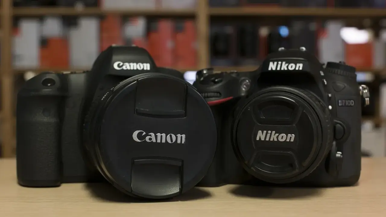 Due corpi macchina Canon e Nikon, uno accanto all'altro, pronti per catturare momenti.