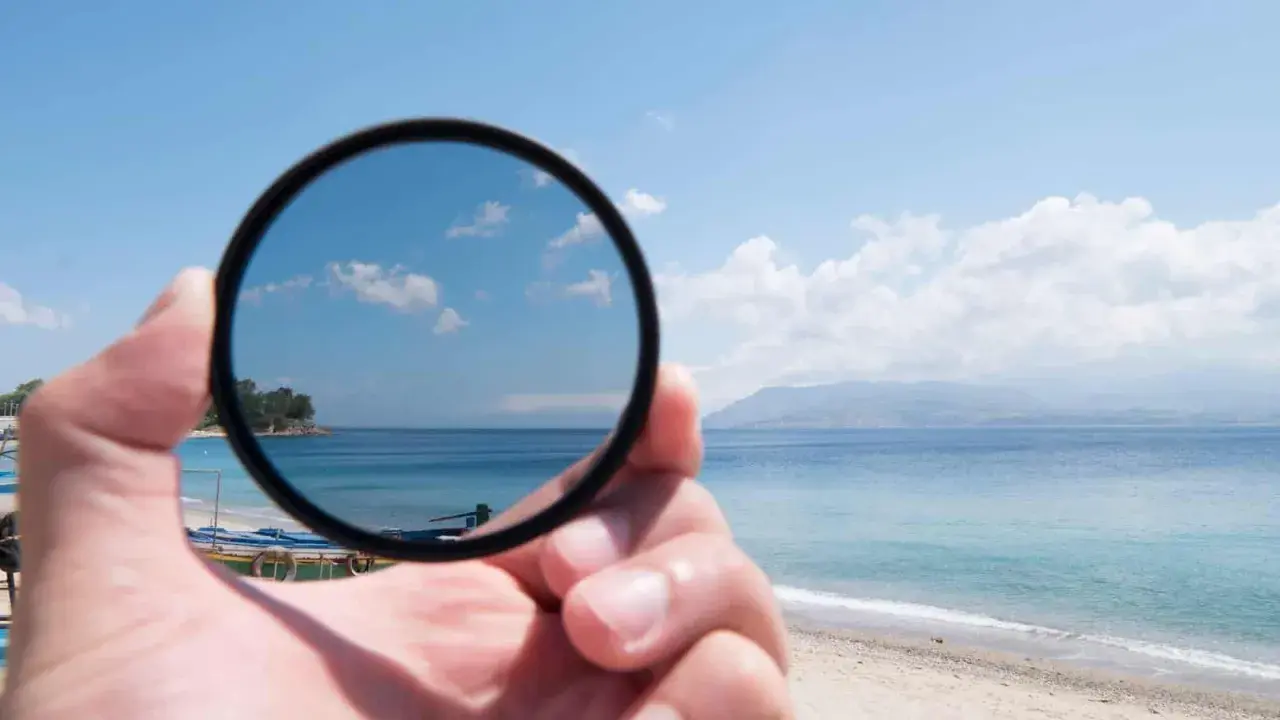 Un filtro CPL a cosa serve? Riduce i riflessi e satura i colori del cielo e del mare in questa scena balneare.