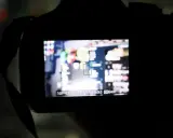 Schermo di una fotocamera con obiettivo Canon 18-55 che non mette a fuoco. L'immagine mostra un'area di messa a fuoco verde su uno sfondo sfocato.