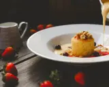Delizioso dolce con fragole e mirtilli, una foto food che cattura la dolcezza.