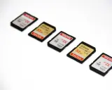 Cinque schede micro SD SanDisk disposte in diagonale. Alcune indicano "Extreme" e "Ultra", con velocità di scrittura che spiegano il micro SD classe U3 significato.