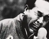 Un uomo con gli occhi chiusi e la bocca spalancata in un grido, un'espressione intensa catturata da Daidō Moriyama.