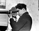 Giovane uomo con cinepresa, futuro tra i fotoreporter famosi.