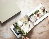 Album aperto con foto di regali e decorazioni natalizie, finitura opaca foto.