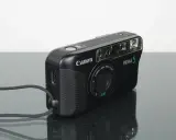 Canon Prima 5, una delle prime macchine fotografiche digitali, con obiettivo 38mm f/3.5 e flash integrato.