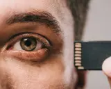 Occhio umano accanto a una scheda SD, per capire quanti megapixel ha l'occhio umano.