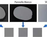 Scheda grigia, pannello bianco e sfondo nero per la compensazione esposizione.