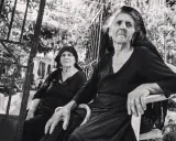 Due anziane donne, ritratte con la sensibilità di Paul Strand, siedono all'aperto, con sguardi intensi e mani segnate dal tempo.
