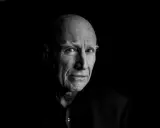 Ritratto in bianco e nero di un uomo anziano, con folte sopracciglia bianche, che ricorda lo stile di Sebastiao Salgado.