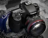 Una fotocamera Canon EOS 7D con obiettivo 50mm f/1.2 L. Il suo significato, il **dslr significato**, è la qualità professionale.