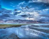 Paesaggio montano con lago e cielo drammatico. L'effetto HDR esalta i colori e i dettagli, un sì deciso per questa immagine.