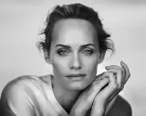 Ritratto in bianco e nero di una donna con le mani appoggiate al viso, un'espressione intensa. Un'opera di un fotografo ritrattista famoso.
