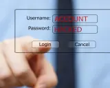 Dito, un dito punta verso un form di login dove "ACCOUNT" e "HACKED" sono scritti in rosso. Le foto rubate sono un rischio.