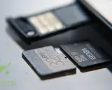 Schede SD Samsung da 32GB e 16GB, per valutare la velocità di trasferimento dati.