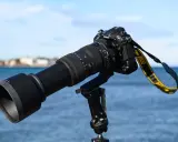 Obiettivo Sigma 60-600mm montato su fotocamera Nikon D500, pronto per catturare paesaggi marini.