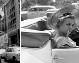 Anziani in strada, alla ricerca di Vivian Maier. Donna con sigaretta in auto d'epoca.
