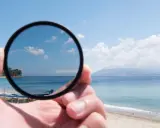 Un filtro CPL a cosa serve? Riduce i riflessi e satura i colori del cielo e del mare in questa scena balneare.