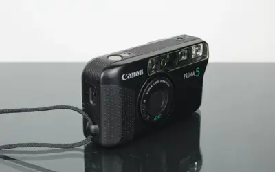Canon Prima 5, una delle prime macchine fotografiche digitali, con obiettivo 38mm f/3.5 e flash integrato.