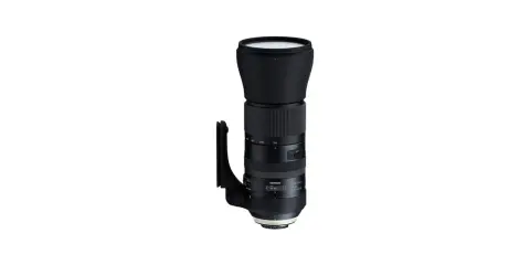 Obiettivo Tamron 150-600mm con paraluce nero e attacco per treppiede.
