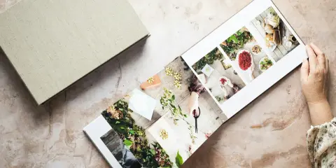Album aperto con foto di regali e decorazioni natalizie, finitura opaca foto.