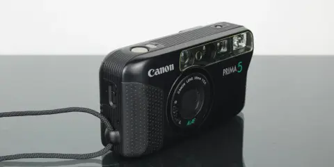 Canon Prima 5, una delle prime macchine fotografiche digitali, con obiettivo 38mm f/3.5 e flash integrato.