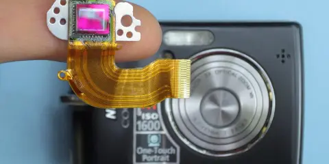 Dito un sensore fotocamera su un dito, collegato a una fotocamera compatta.