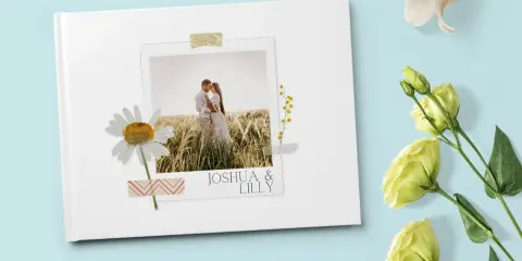 Come creare album foto personalizzato: un libro bianco con foto di coppia, margherita e fiori.