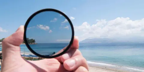 Un filtro CPL a cosa serve? Riduce i riflessi e satura i colori del cielo e del mare in questa scena balneare.