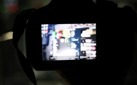 Schermo di una fotocamera con obiettivo Canon 18-55 che non mette a fuoco. L'immagine mostra un'area di messa a fuoco verde su uno sfondo sfocato.