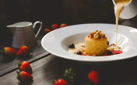 Delizioso dolce con fragole e mirtilli, una foto food che cattura la dolcezza.