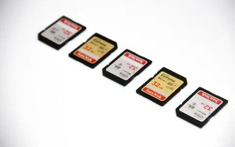 Cinque schede micro SD SanDisk disposte in diagonale. Alcune indicano "Extreme" e "Ultra", con velocità di scrittura che spiegano il micro SD classe U3 significato.