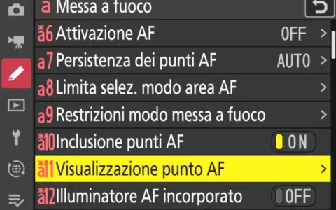 Menu Nikon: "Limita selez. modo area AF" e "Visualizzazione punto AF" attivi. Impostazioni per un controllo preciso dell'autofocus.