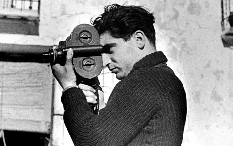 Giovane uomo con cinepresa, futuro tra i fotoreporter famosi.