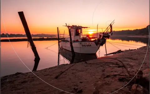Barca ormeggiata al tramonto, con la spirale di Fibonacci che guida lo sguardo verso il sole e il mare calmo.