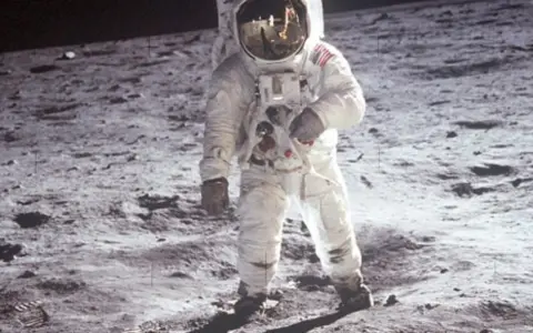 L'astronauta Buzz Aldrin sulla Luna, in quella che è considerata la foto più famosa del mondo.